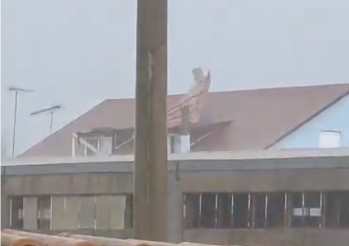 Ιανός-Ζάκυνθος: Στέγη κατοικημένου σπιτιού «ξηλώθηκε» από τη μανία των ανέμων - Μεγάλες ζημιές στο λιμάνι (Photos/Videos) - Media
