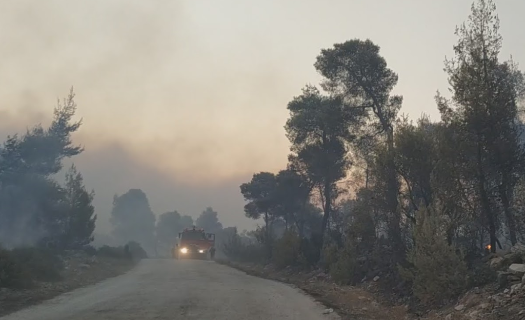 Σοφικό Κορινθίας: Βελτιωμένη η εικόνα από τη μεγάλη φωτιά - Κατακαίει πεύκα, εκκενώθηκαν οικισμοί (Photos/Video) - Media