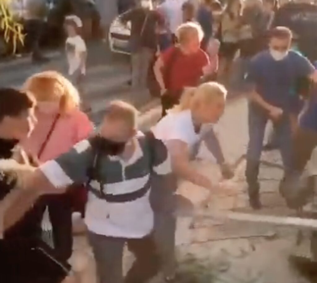 Σκηνές απείρου κάλλους σε γυμνάσιο του Αλίμου: Γονείς προσπαθούν να σπάσουν κατάληψη (Video) - Media