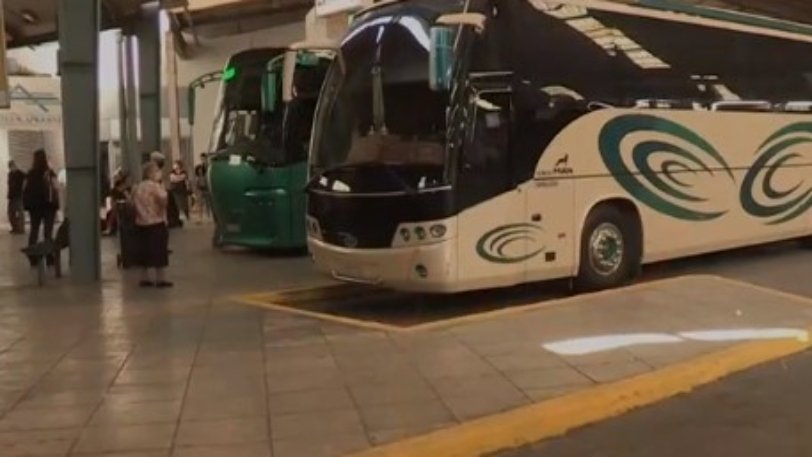 Απίστευτη καταγγελία: Φοιτητής αποκοιμήθηκε σε λεωφορείο του ΚΤΕΛ και τον κλείδωσαν μέσα (Video) - Media