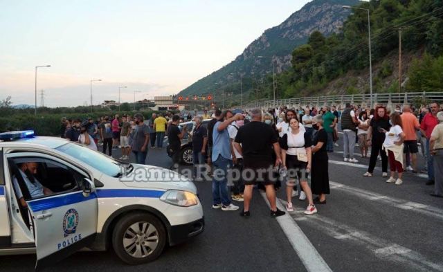 Κα(η)μένα Βούρλα: Κάτοικοι αρνήθηκαν ακόμα και φαγητό σε 100 προσφυγόπουλα - Αποκλεισμός Εθνικής, επεισόδια σε ξενοδοχείο (Video) - Media