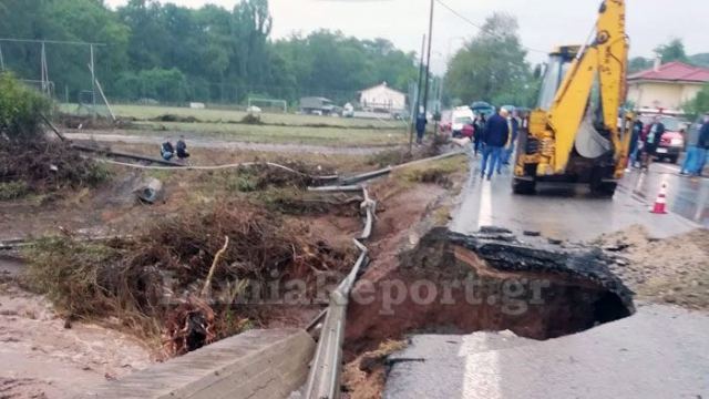 Κόπηκε στα δύο η εθνική οδός Λαμίας - Καρπενησίου (Video - Photo) - Media