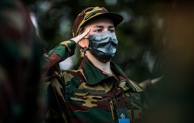 Η Bελγίδα διάδοχος του θρόνου ξεκινά στρατιωτική θητεία (Photo) - Media