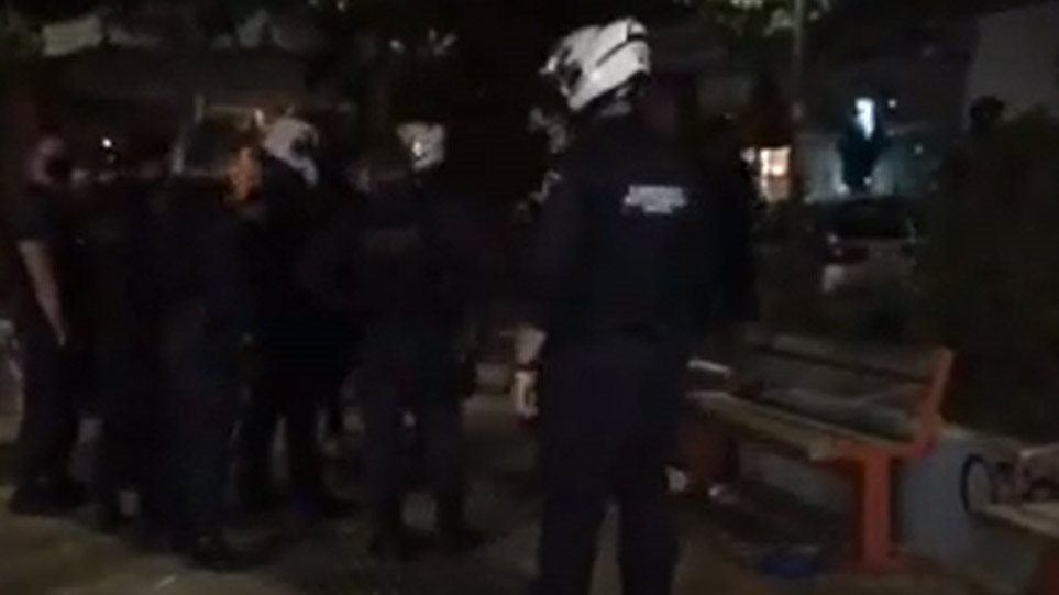 Παγκράτι: «Έφοδος» και... συνωστισμός αστυνομικών στην πλατεία Βαρνάβα για τον κορωνοϊό (Videos) - Media