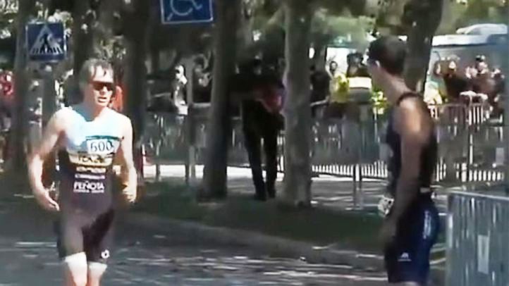 Ισπανία: Αποθέωση του «ευ αγωνίζεσθαι» - Αθλητής τριάθλου σταμάτησε στην τελική ευθεία για να τον περάσει αντίπαλος που έκανε λάθος (Video) - Media