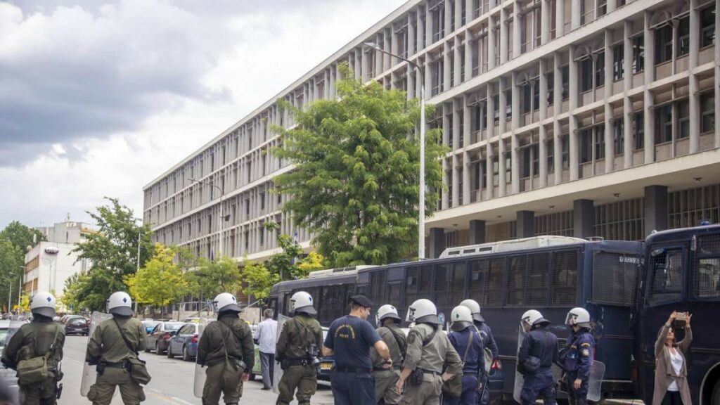 Θεσσαλονίκη: Ελεύθεροι οι 38 από τους 51 συλληφθέντες που έσβηναν ναζιστικά σύμβολα - Media