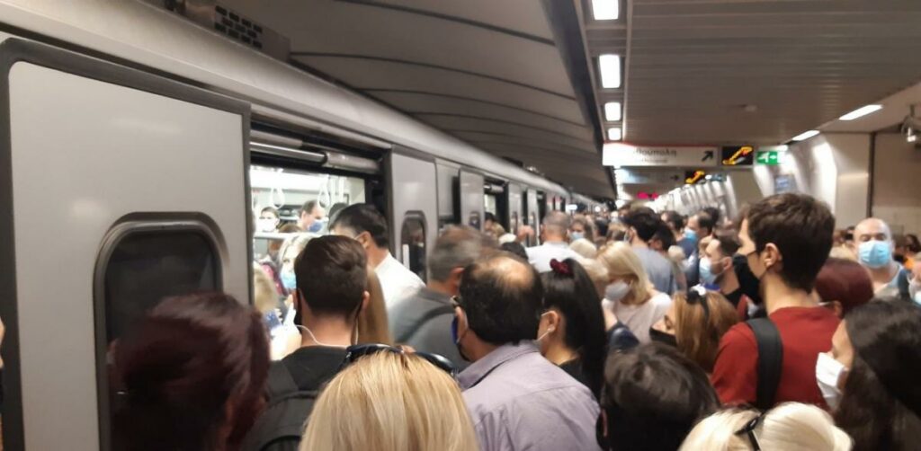 Κορωνοϊός: Απίστευτος συνωστισμός στο μετρό - Ο ένας πάνω στον άλλον εν αναμονή του συρμού  (Photos) - Media