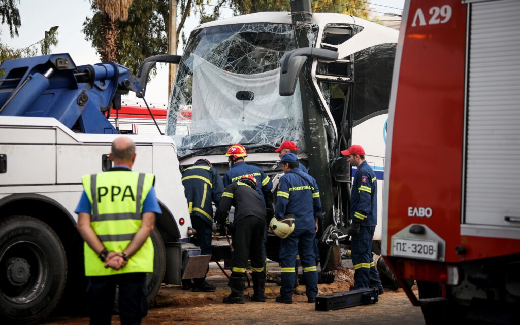 Πειραιάς: Πούλμαν καρφώθηκε σε κολώνα- Κυκλοφοριακό κομφούζιο στους γύρω δρόμους (Photos/Video) - Media