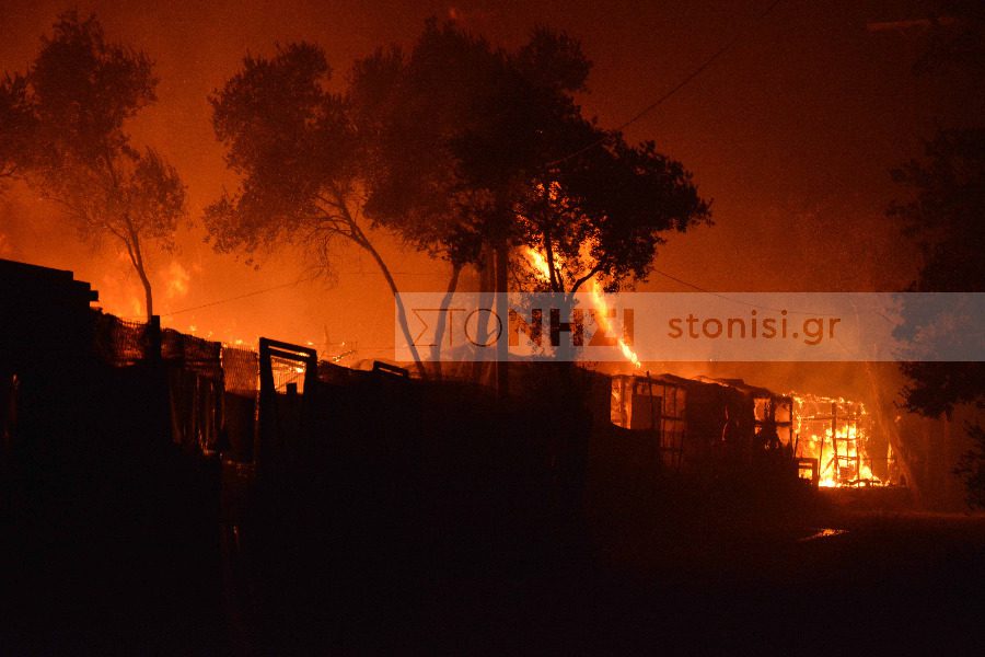 Νύχτα κόλασης στη Μόρια: Εξέγερση των προσφύγων, κάηκε το ΚΥΤ- Έκτακτη σύσκεψη στο Μαξίμου (Photos/Video) - Media