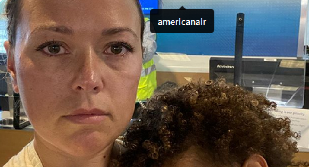 Πέταξαν έξω από το αεροπλάνο μητέρα γιατί ο δύο χρονών γιος της δε φορούσε μάσκα (Photo) - Media