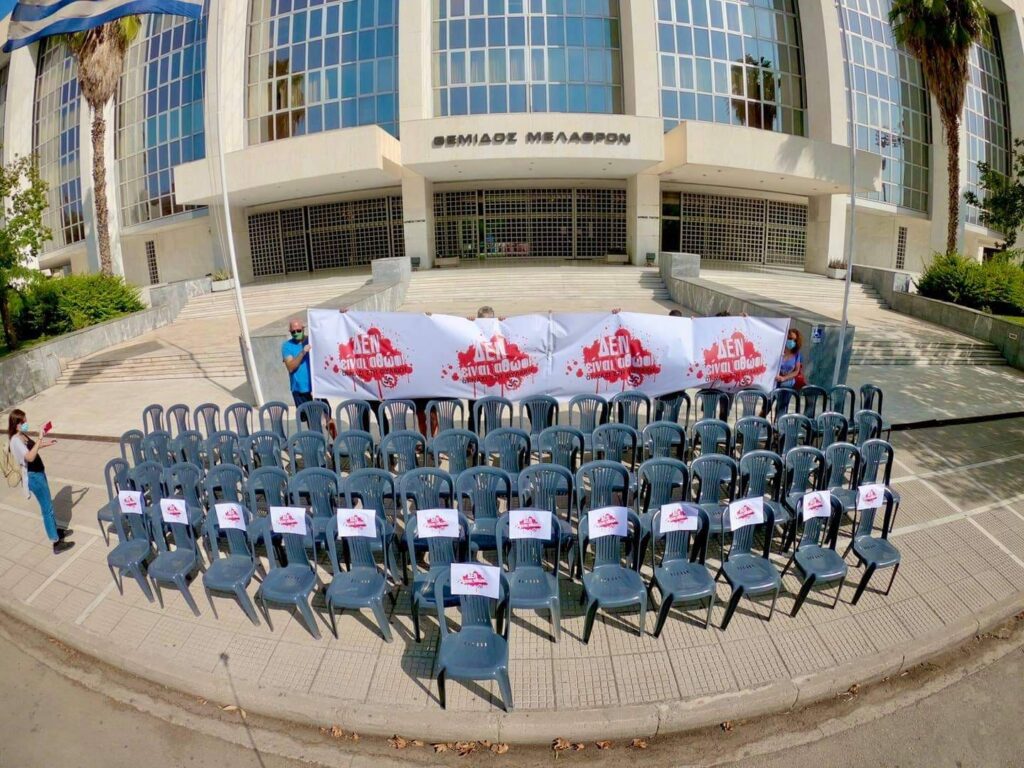 «Δεν είναι αθώοι»: Εξήντα οκτώ καρέκλες έξω από το Εφετείο για τους υπόδικους χρυσαυγίτες – Λίγες μέρες πριν την απόφαση - Media