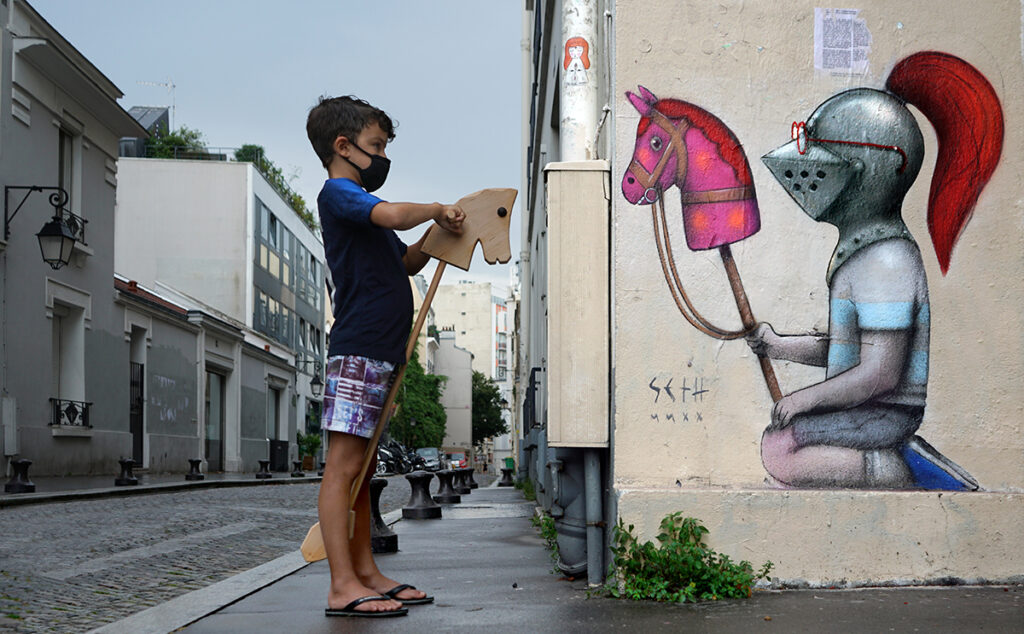 Παιδιά με πανοπλίες κορωνοϊού παίζουν στο Παρίσι - Γάλλος καλλιτέχνης δρόμου αντιδρά στην κρίση της Covid-19  - Media