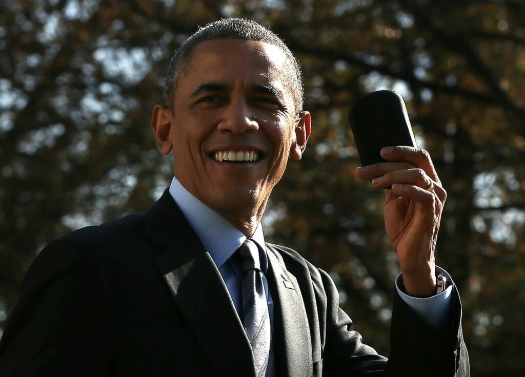 «Στείλε μου μήνυμα»: Ο Ομπάμα έδωσε δημόσια τον αριθμό του κινητού του - Media