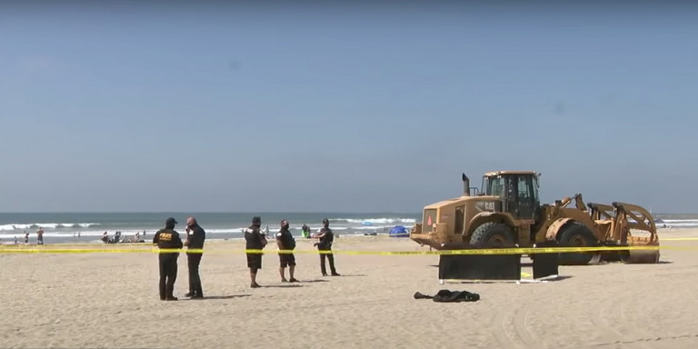 Τραγωδία σε παραλία των ΗΠΑ: Τρακτέρ πέρασε πάνω από γυναίκα που κοιμόταν σε παραλία (Video) - Media