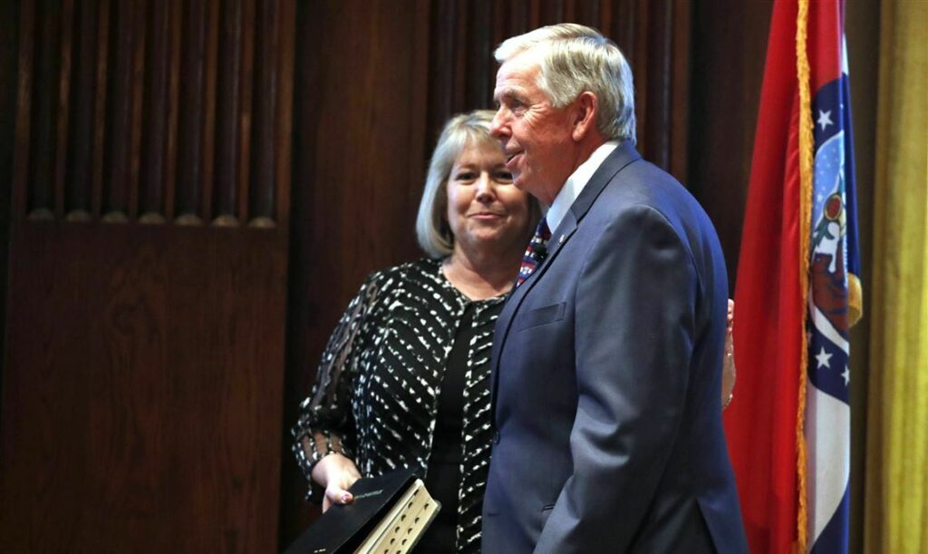 Θετικός σε κορωνοϊό βρέθηκε ο αρνητής της μάσκας κυβερνήτης του Μισούρι - Media