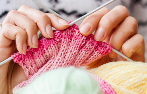 Κορωνοϊός: Το έριξαν στο... πλέξιμο στη Θεσσαλονίκη - Media