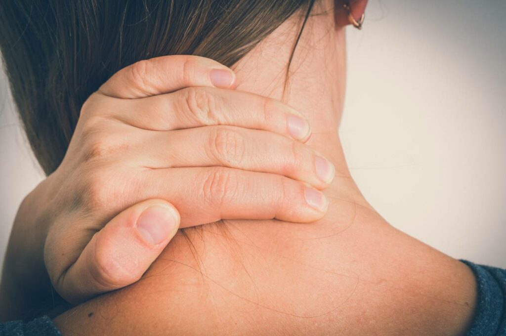 Πόνος στον αυχένα: Οι φυσικοί τρόποι για να ανακουφιστείτε - Media