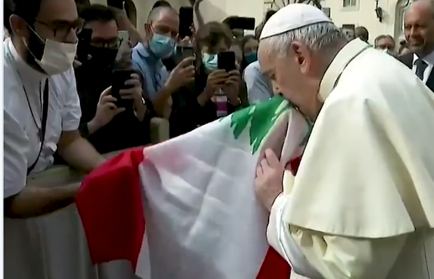 Ο Πάπας Φραγκίσκος προσκύνησε τη σημαία του Λιβάνου και είπε μια προσευχή για τη χώρα (Video) - Media