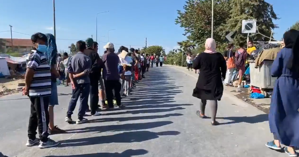 Λέσβος: «Η μεγαλύτερη σειρά αναμονής στην ιστορία» - Ουρά χιλιάδων ανθρώπων για λίγα τρόφιμα (Video) - Media