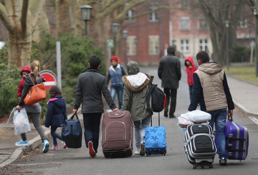 SZ: Λύνει το πρόβλημα η υποδοχή 1.553 προσφύγων στη Γερμανία; - Media