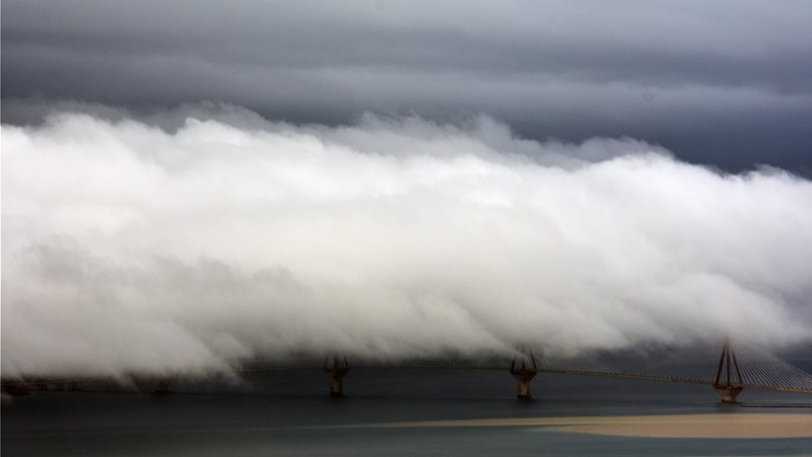 Απίστευτη ομορφιά στο Ρίο, τεράστιο σύννεφο «εξαφάνισε» τη γέφυρα «Χαρίλαος Τρικούπης» (Photos) - Media