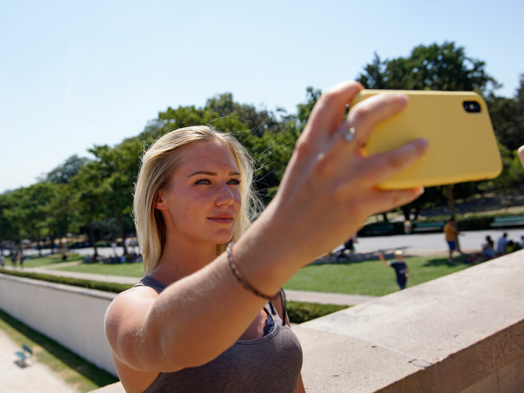 Νέο πεδίο «μάχης» για τα κινητά τηλέφωνα: «Εξαφανίστε την κάμερα selfie» (Photos) - Media