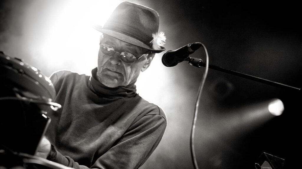 Θρήνος στην electronica: «Έφυγε» ο πρωτοπόρος του είδους, Simeon Coxe (Video) - Media