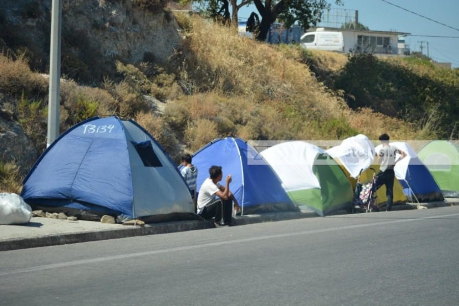 «Χειρότερα κι από το 2015» στη Λέσβο: Στήθηκαν οι πρώτες σκηνές – Χιλιάδες πρόσφυγες στον δρόμο, σε αυλές επιχειρήσεων και κτήματα (Photos) - Media