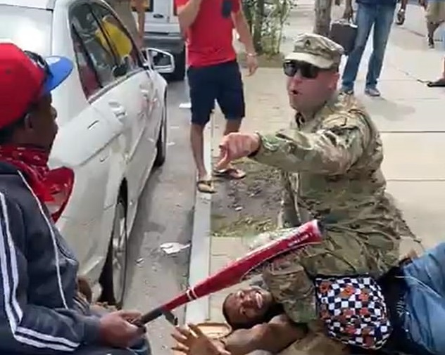 Λευκός Αμερικανός στρατιώτης γρονθοκοπεί μαύρο άνδρα τον ρίχνει κάτω και κάθεται στο στήθος του μέχρι να έρθει η αστυνομία (Video) - Media