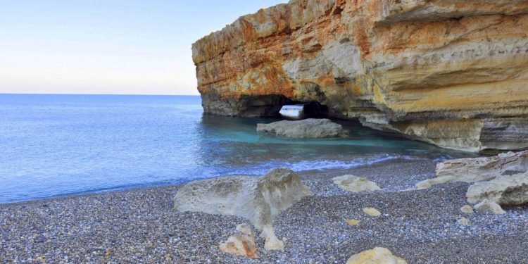 Κρήτη: 35χρονη έκανε βουτιά από τα απότομα βράχια αλλά δεν μπορούσε να επιστρέψει λόγω…θαλασσοταραχής (Video) - Media
