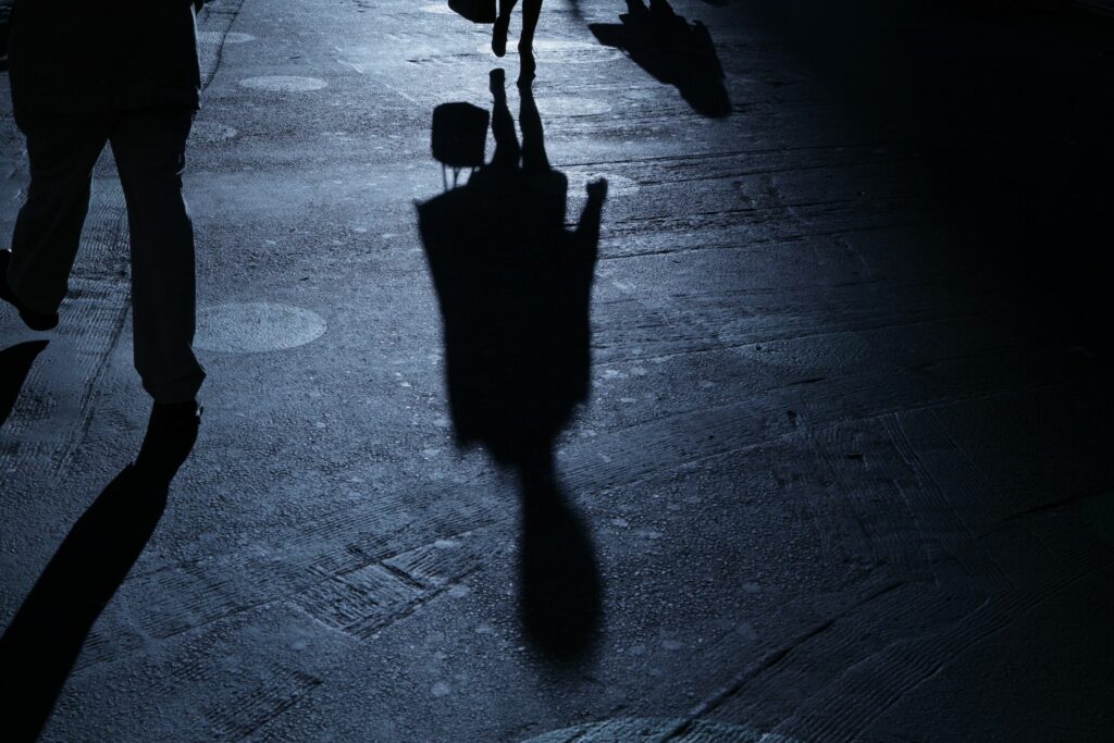 Αυξάνονται ανησυχητικά τα κρούσματα stalking - Τι είναι η «παρενοχλητική παρακολούθηση» - Media