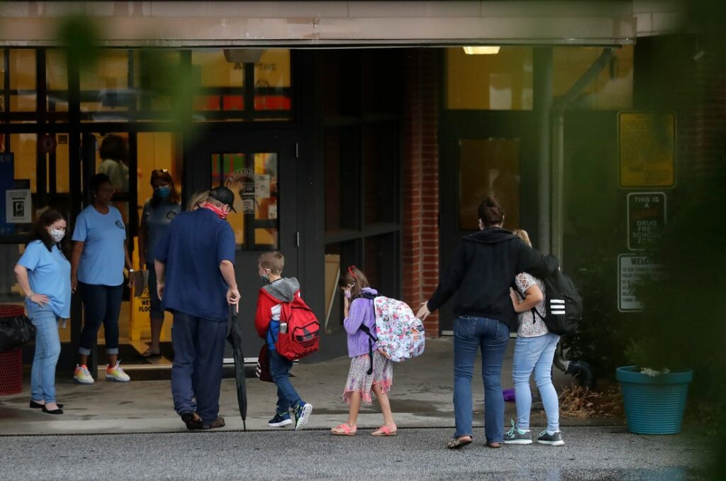 Koρωνοϊός-Γαλλία: Μόλις 2 εβδομάδες μετά το άνοιγμα, 81 σχολεία έκλεισαν - Πολλές συρροές και σε πανεπιστήμια - Media