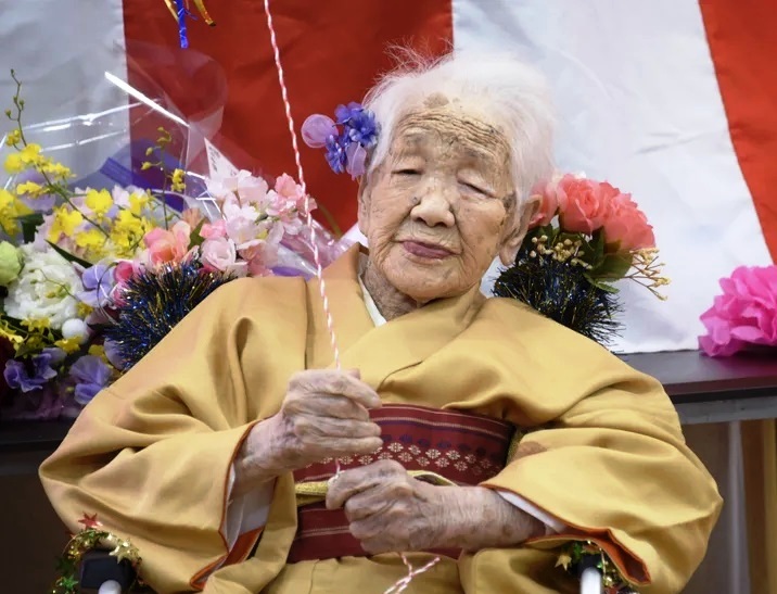 Ιαπωνία: Τρώγοντας σοκολάτα και πίνοντας κόκα κόλα έφτασε 117 χρονών - Ο γηραιότερος άνθρωπος στον κόσμο - Media