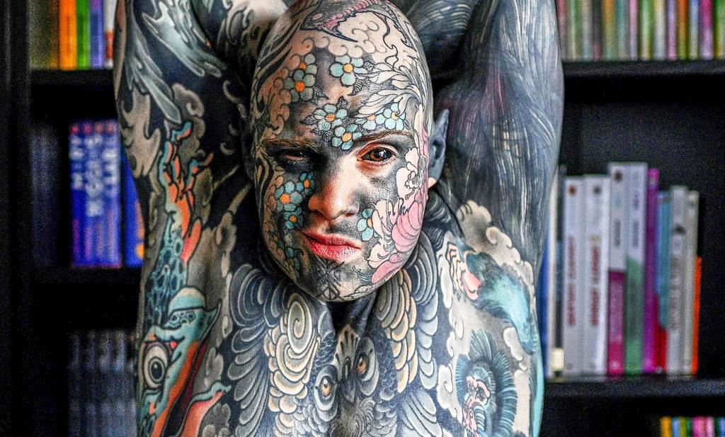 «Freaky Hoody»: Διχάζει την Γαλλία ο δάσκαλος δημοτικού με τατουάζ σε όλο το σώμα (Photo/Video) - Media