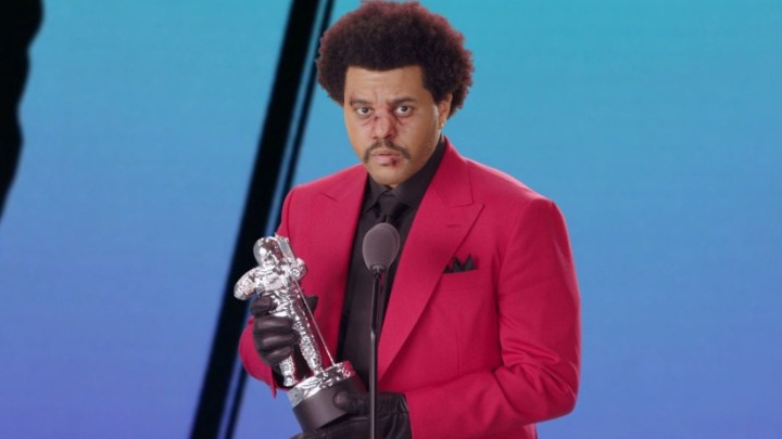The Weeknd: Εντυπωσιακή ερμηνεία του «Blinding Lights» στα 2020 MTV Video Music Awards (Video) - Media