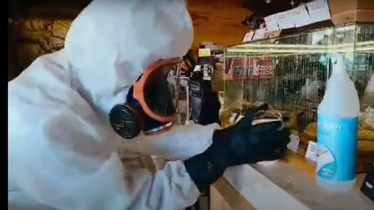 Κρητικός έφτασε στα άκρα τα μέτρα προστασίας - Κυκλοφορεί σαν αστροναύτης (Photo/Video) - Media