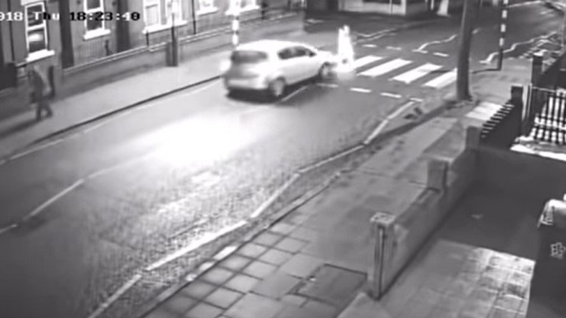 Παρέσυρε πεζό με το αμάξι της, τον εγκατέλειψε τραυματισμένο και τελικά ήταν ο πεθερός της (Video) - Media