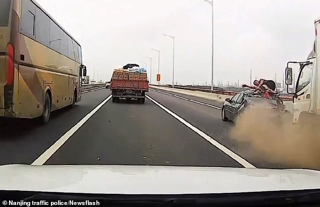 Απίστευτο τροχαίο σε αυτοκινητόδρομο: Φορτηγό πέφτει με ταχύτητα σε χαλασμένο αυτοκίνητο που είχε σταματήσει στη ΛΕΑ (Video)  - Media