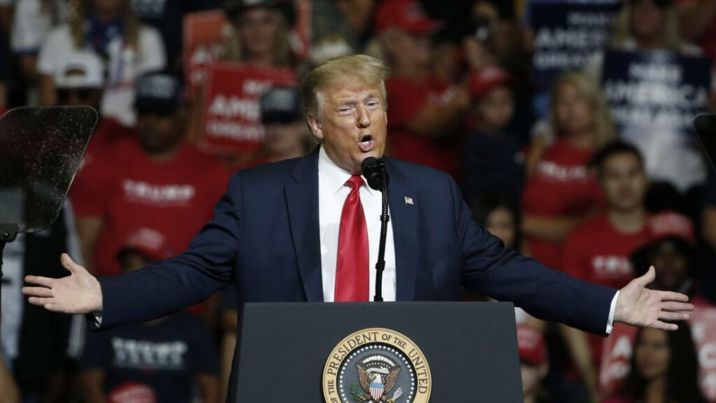 Αγνόησε τις συστάσεις ο Τραμπ και έκανε συγκέντρωση σε κλειστό χώρο - Media
