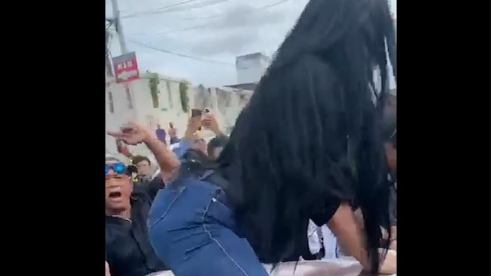 Ισημερινός: Viral το βίντεο με γυναίκα να κάνει twerking σε φέρετρο - Media