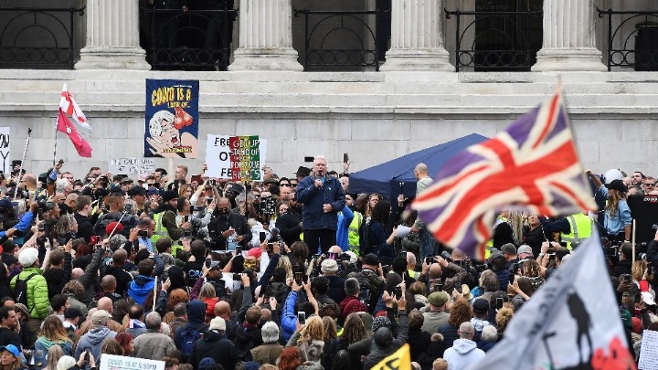 Βρετανία: Συγκρούσεις αστυνομικών με διαδηλωτές σε συγκέντρωση κατά των νέων περιοριστικών μέτρων - Media
