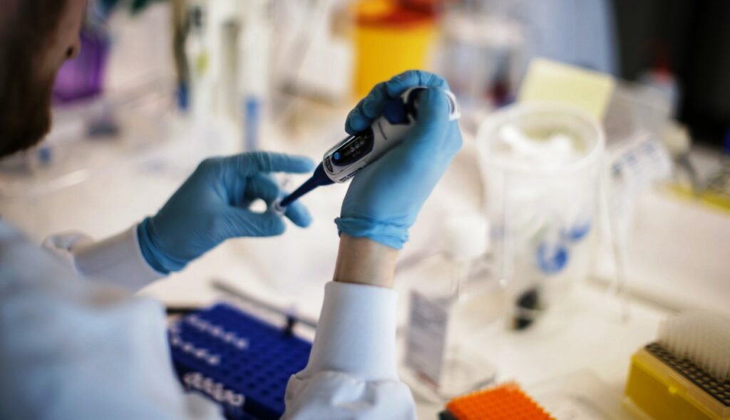AstraZeneca: Σταμάτησαν ξανά οι δοκιμές του εμβολίου στις ΗΠΑ - Εθελόντρια εμφάνισε σοβαρή νευρολογική ασθένεια - Media