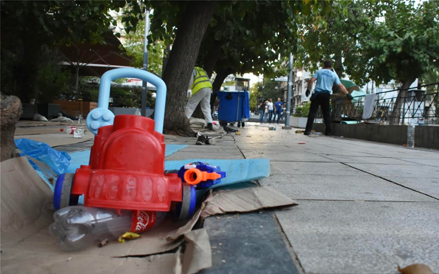Πλ. Βικτώριας: Μετά το ξήλωμα των παγκακιών, επιχείρηση.. σκούπα κατά προσφύγων (Videos) - Media