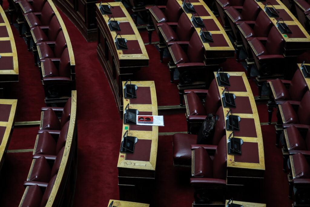 Βουλή: Υπερψηφίστηκε το νομοσχέδιο του υπουργείου Υγείας - Μηδενικός συντελεστής ΦΠΑ για τα εμβόλια - Media