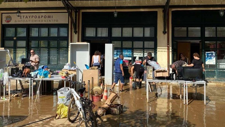 Πρόσφυγες στο πλευρό των πλημμυροπαθών της Καρδίτσας: «Ο Αζίζ και ο Μουσταφά έβγαλαν τη λάσπη από την επιχείρησή μας» - Media