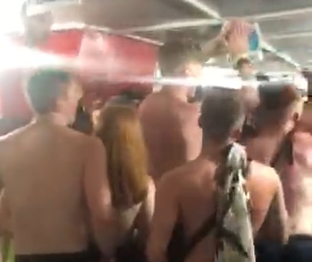 Βρετανία: Σάλος με τουρίστες που ξεσάλωσαν ανενόχλητοι σε σκάφος στη Ζάκυνθο -  8 κόλλησαν κορωνοϊό (Video) - Media