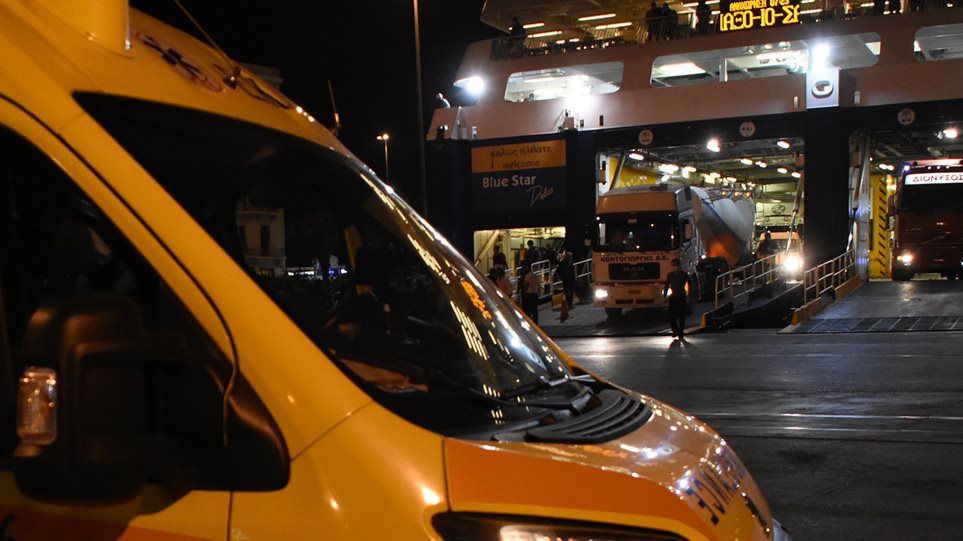 Συναγερμός στο Blue Star Delos: Επιβεβαιωμένο κρούσμα συνοδού 24 Γάλλων μαθητών - Επέστρεψε στον Πειραιά το πλοίο (Video)  - Media