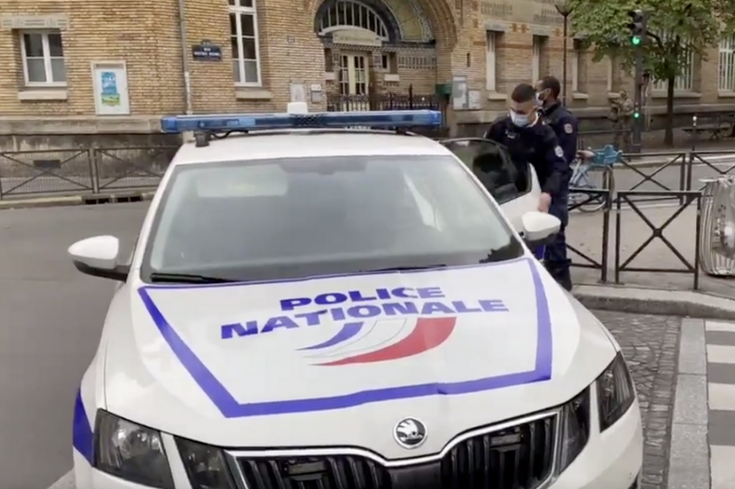 Συναγερμός στο Παρίσι: Άνδρας επιτέθηκε με μαχαίρι σε αστυνομικούς (Videos) - Media