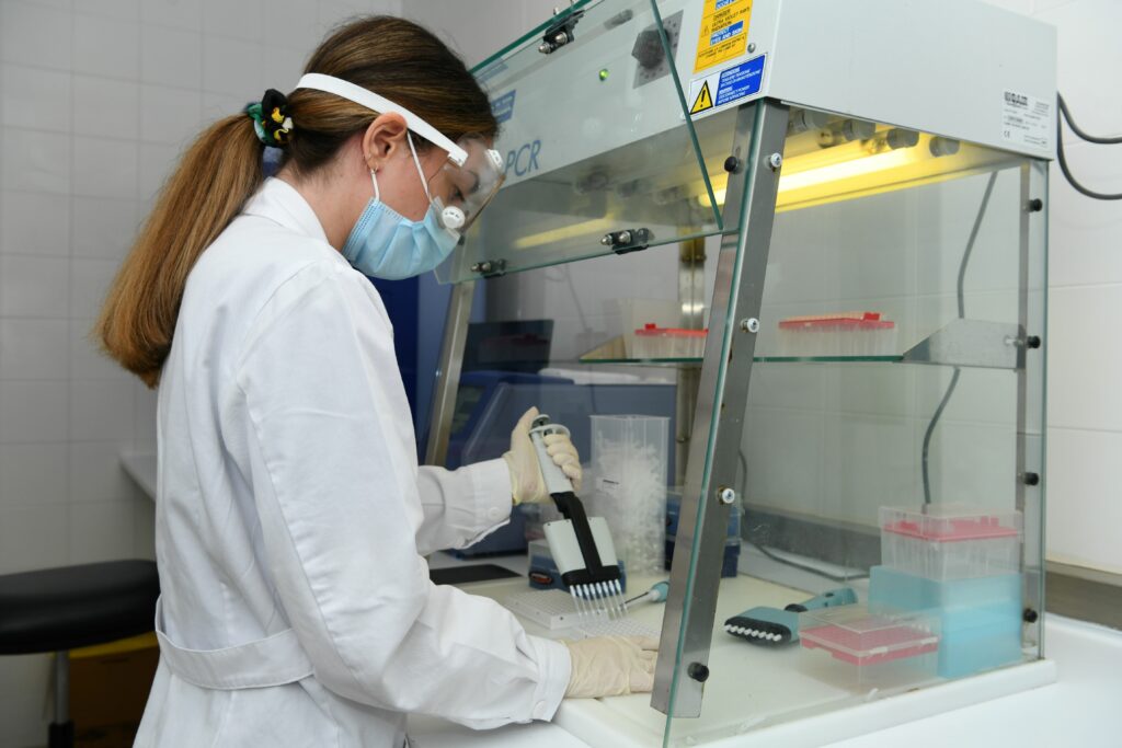 Όμιλος ΕΛΠΕ: Νέα δωρεά για την ενίσχυση της παραγωγικής δυνατότητας του ΕΣΥ σε μοριακούς ελέγχους  - Media