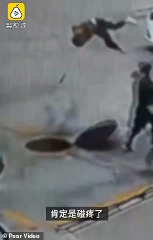 Αγοράκι ρίχνει δυναμιτάκι σε υπόνομο κι απογειώνεται από την έκρηξη (Video) - Media